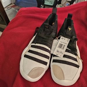 Adidas  trae Young 2